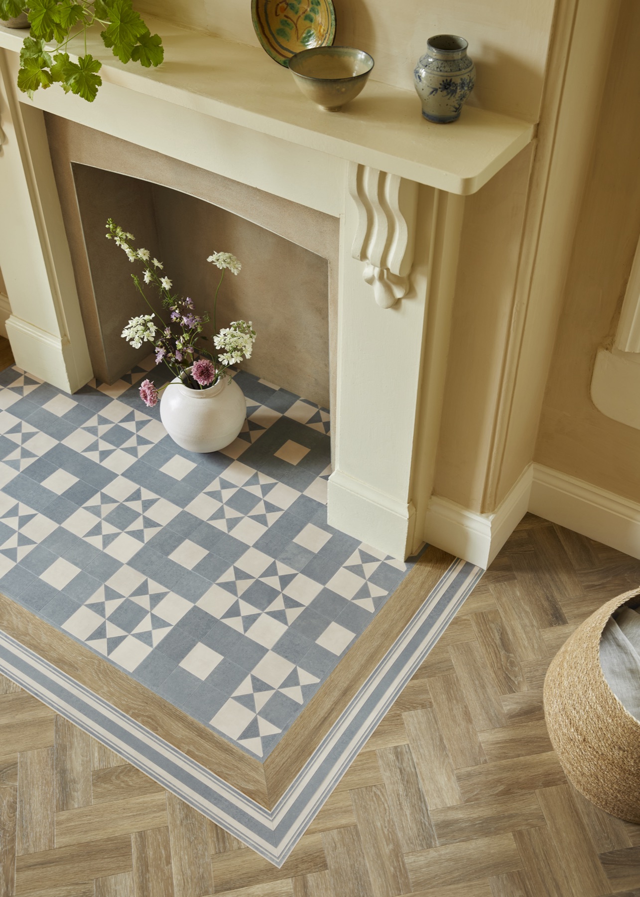 Amtico Décor Geo Adelphi patroonvloer met rand en accentstrips