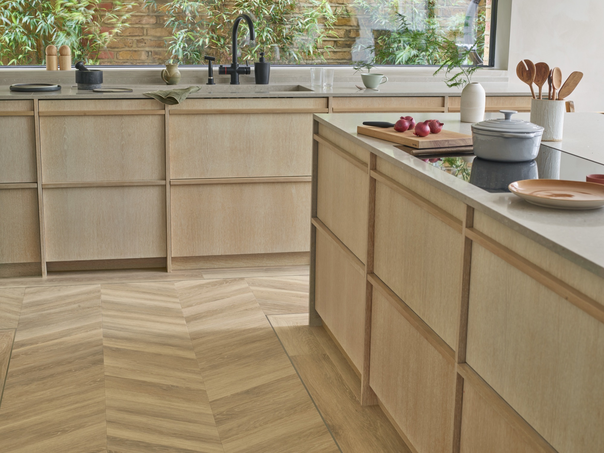 Amtico Form Foreshore Chevron met stripwood rand
