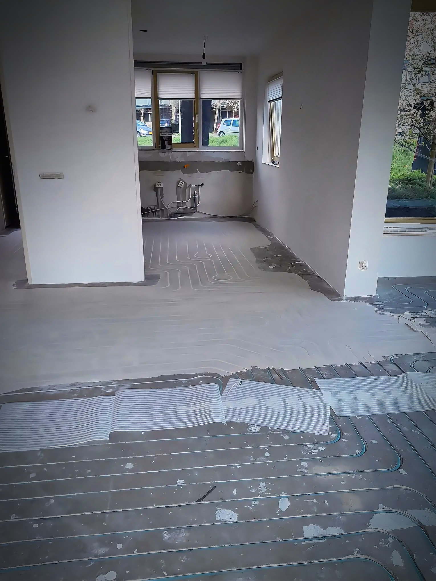 Bestaande cementdekvloer met ingefreesde vloerverwarming en plaatselijk herstelwerk