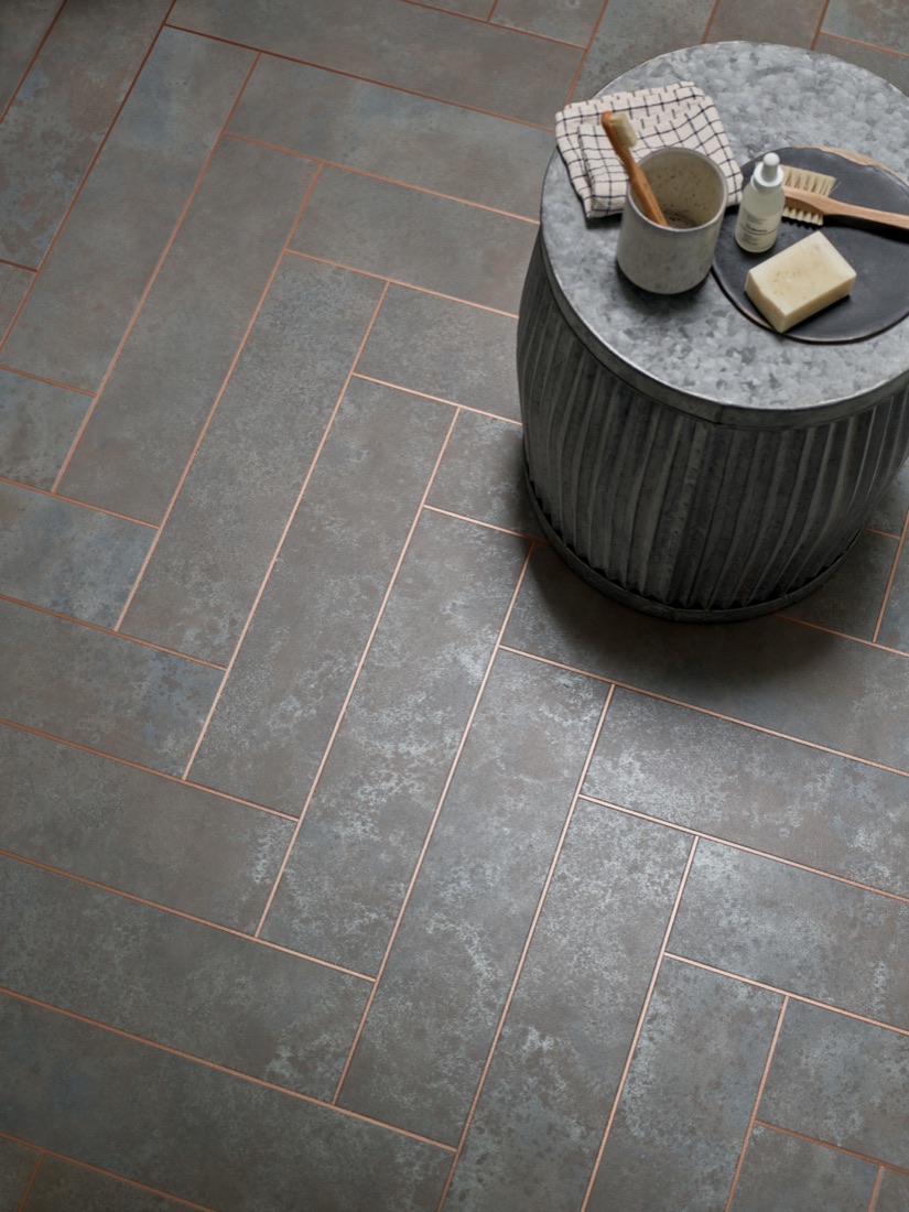 Amtico Signature Grey Burnished Metal met koperstrips