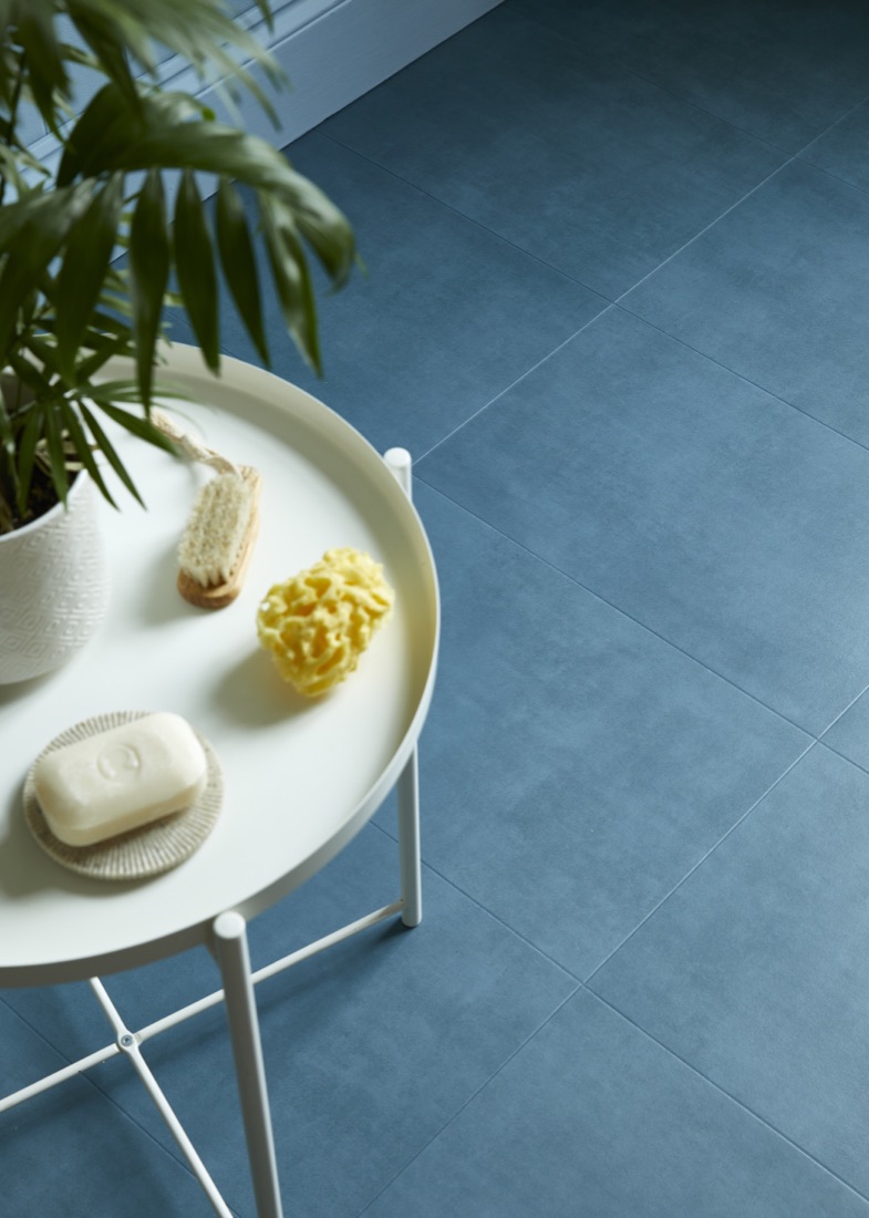 Amtico Signature Stucco Huckleberry blauwe tegelvloer