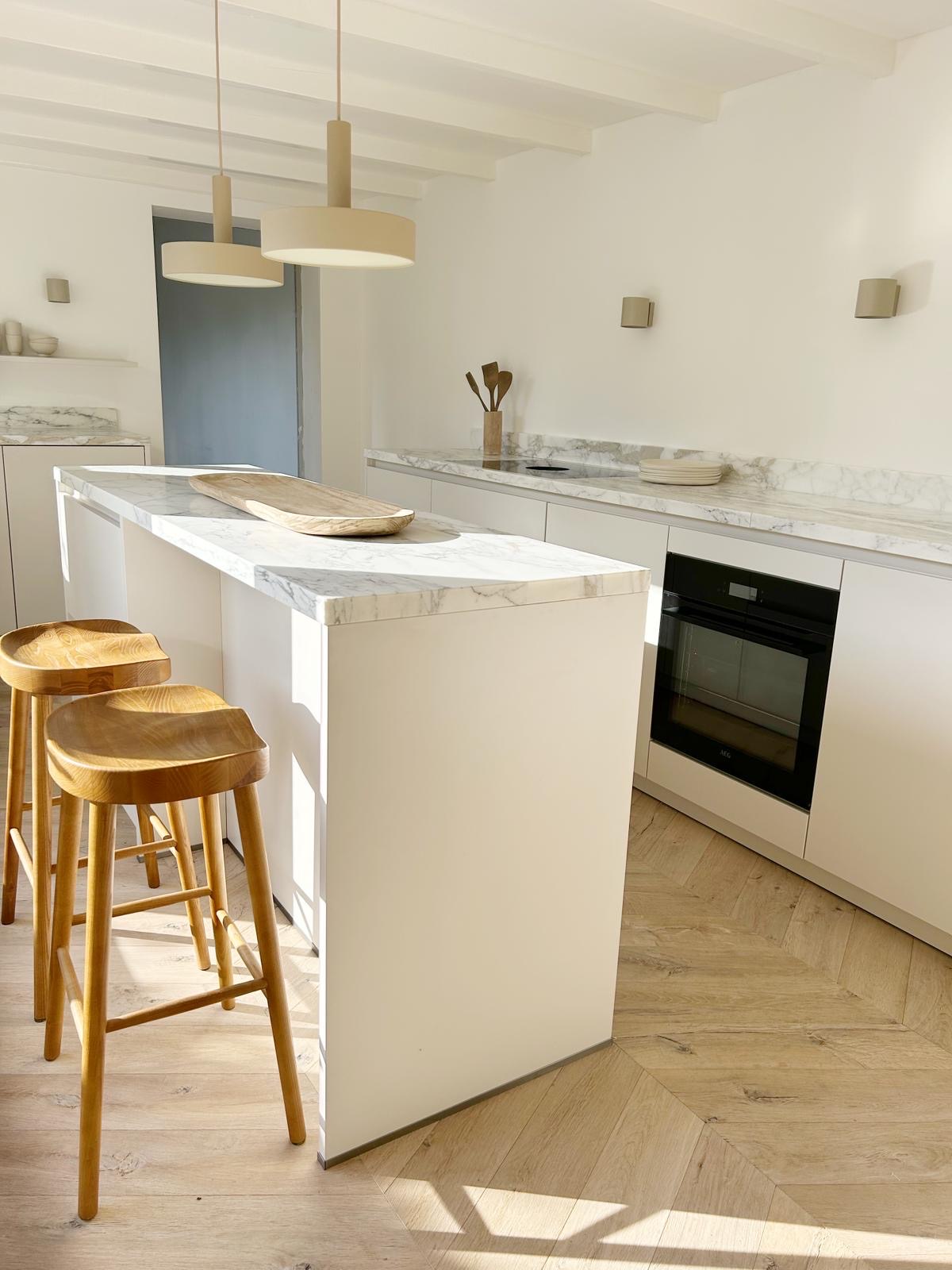 Lichte Hongaarse punt vloer in een moderne keuken met kookeiland