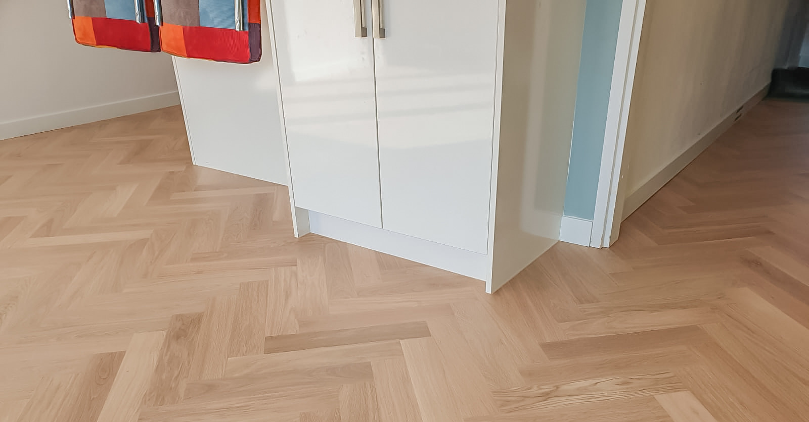 Houten vloer in een interieur, inspiratiebeeld 3